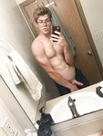 Muscle Geek Ben Shares His Selfies porn