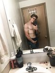 Muscle Geek Ben Shares His Selfies porn