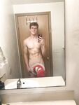 Muscle Geek Ben Shares His Selfies porn