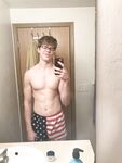 Muscle Geek Ben Shares His Selfies porn