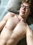Muscle Geek Ben Shares His Selfies porn