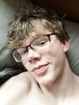 Muscle Geek Ben Shares His Selfies porn