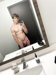 Muscle Geek Ben Shares His Selfies porn